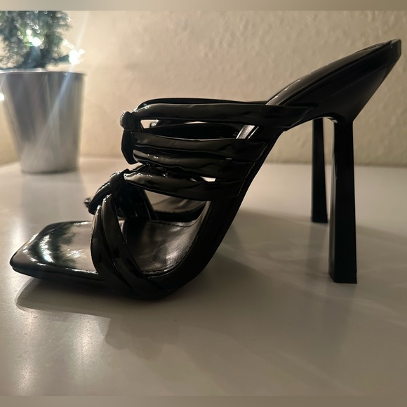 SIMMI London black heels. Superrrrrrrrrrrrr cute. - Picture 2 of 3